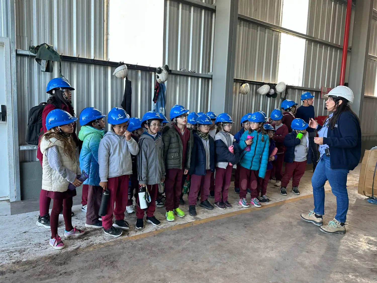 Alumnos que visitaron la planta de tratamiento.