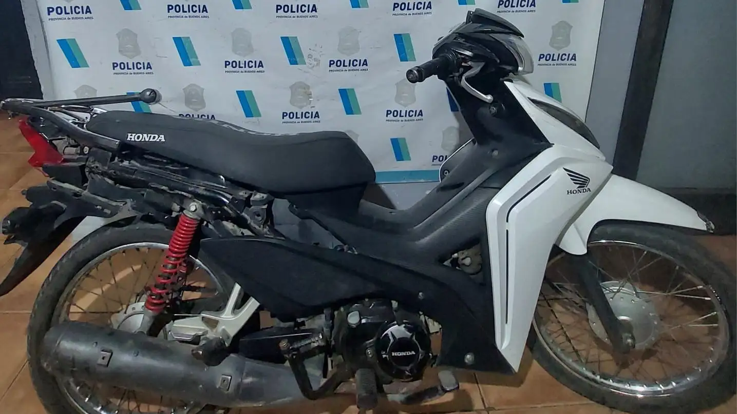 Los chicos de 15 y 16 años circulaban en una moto con pedido de secuestro.