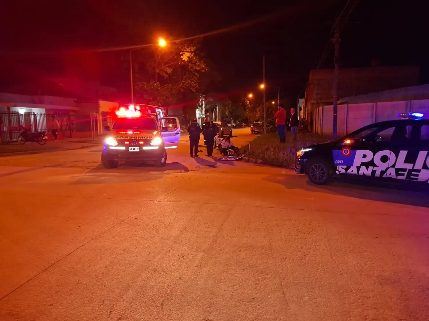 Personal de Bomberos y la Policía de Santa Fe trabajan en el lugar del accidente entre una motocicleta y un utilitario en Lisandro de la Torre.