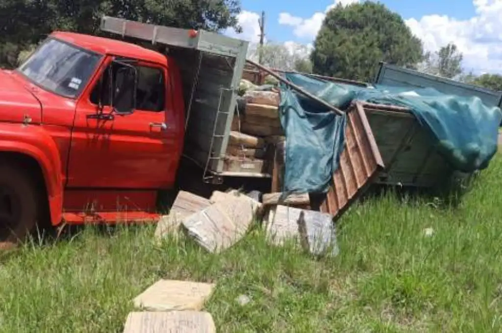 Sorpresa en Misiones: un camión volcó, y entre sandías que transportaba, se hallaron 4 toneladas de droga