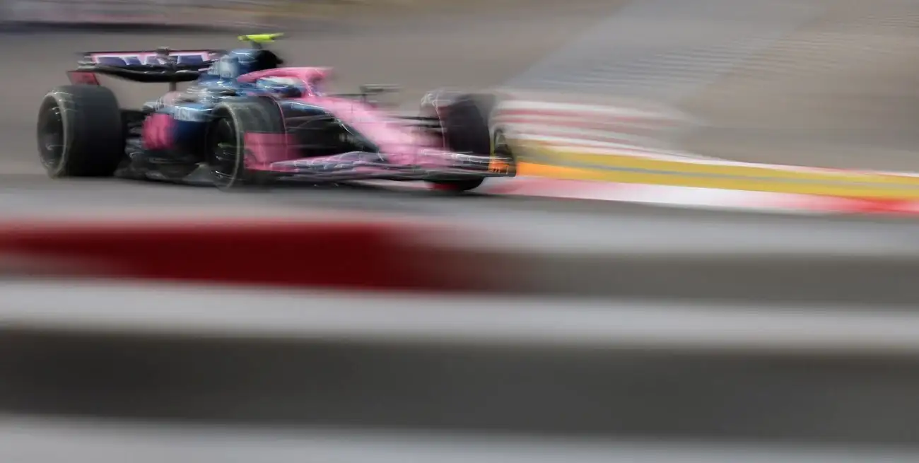 Franco Colapinto continúa enfrentando las dificultades del A525 en el Gran Premio de Singapur. Credito: REUTERS/Athit Perawongmetha
