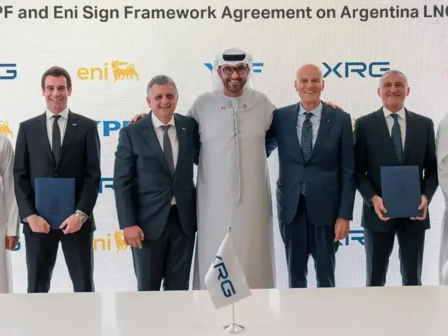 YPF y ENI firman acuerdo con el brazo inversor de ADNOC para el GNL argentino.