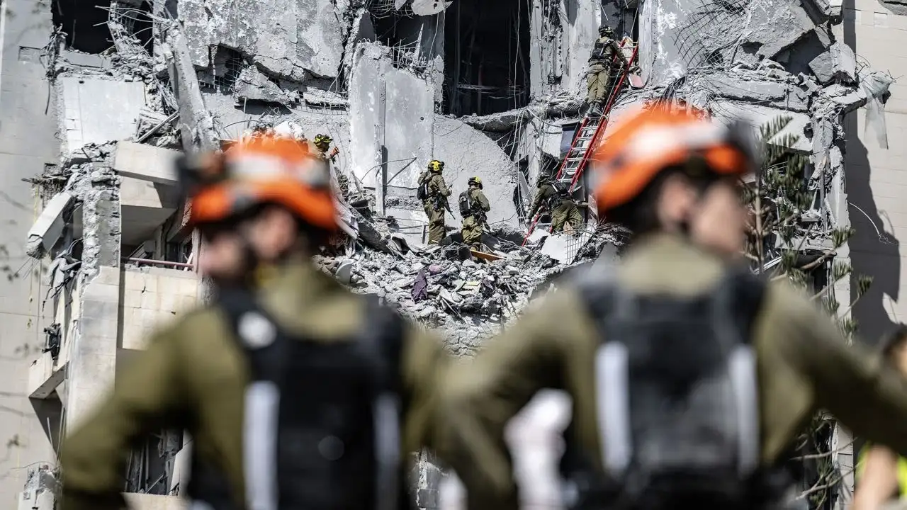 Continúan las labores de búsqueda y rescate en el edificio de siete plantas que fue alcanzado por un misil balístico disparado desde Irán, poco antes del anuncio del alto el fuego, el martes 24 de junio. (FOTO: Mostafa Alkharouf/Anadolu/Getty Images)
