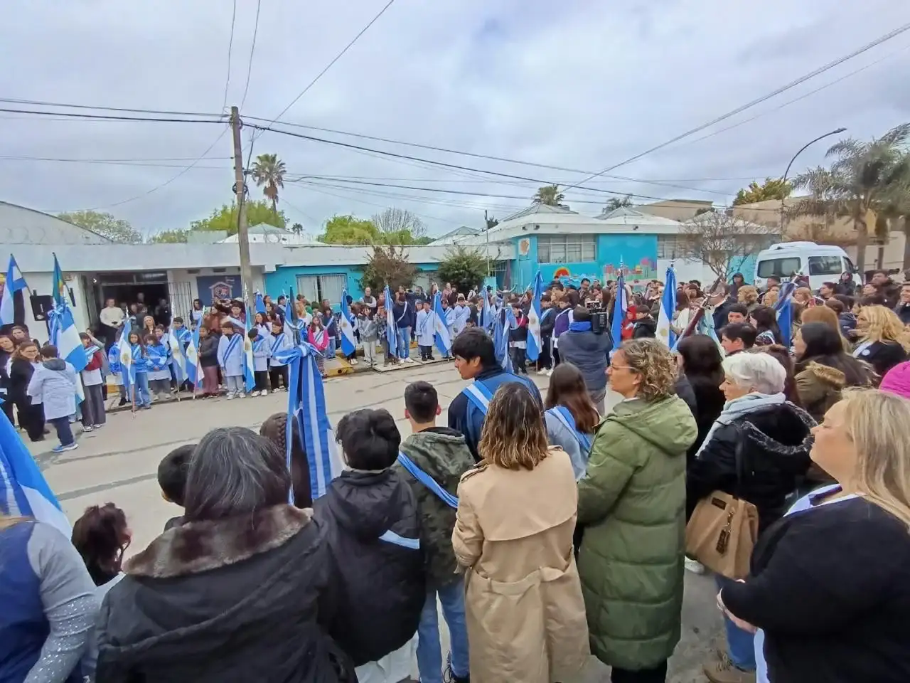 Bajo el lema "Sesenta años de historia", compromiso y trabajo compartido, el encuentro incluyó música, danza, banderas y un museo histórico preparado por los estudiantes.