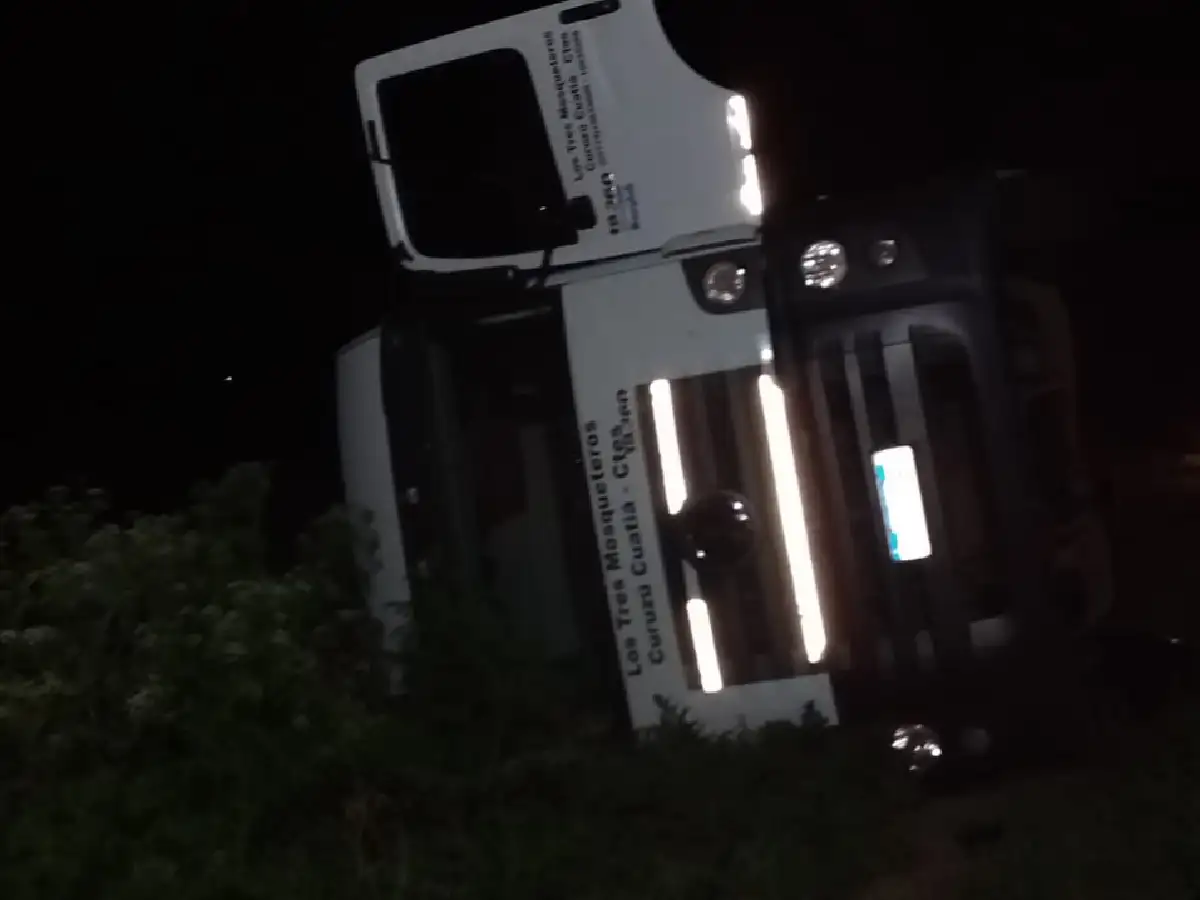 Un camión despistó y tumbó en la ruta 158, en la curva de Quebracho 