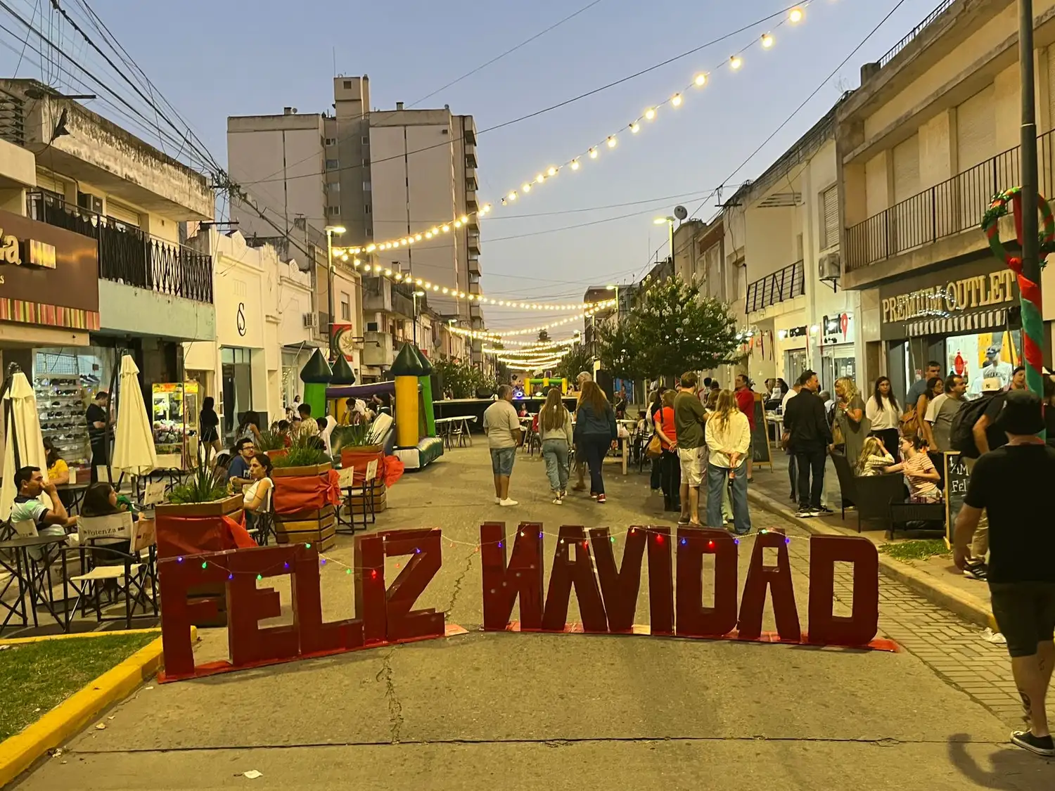 Calle Belgrano entre Rivadavia e Iturraspe se convirtió en peatonal entre las 17 y las 22 del sábado. Foto MVT