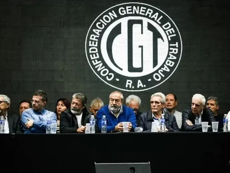 Entre los principales fundamentos, la CGT argumentó que el DNU de Milei amplía de manera arbitraria el listado de actividades consideradas “servicios esenciales”