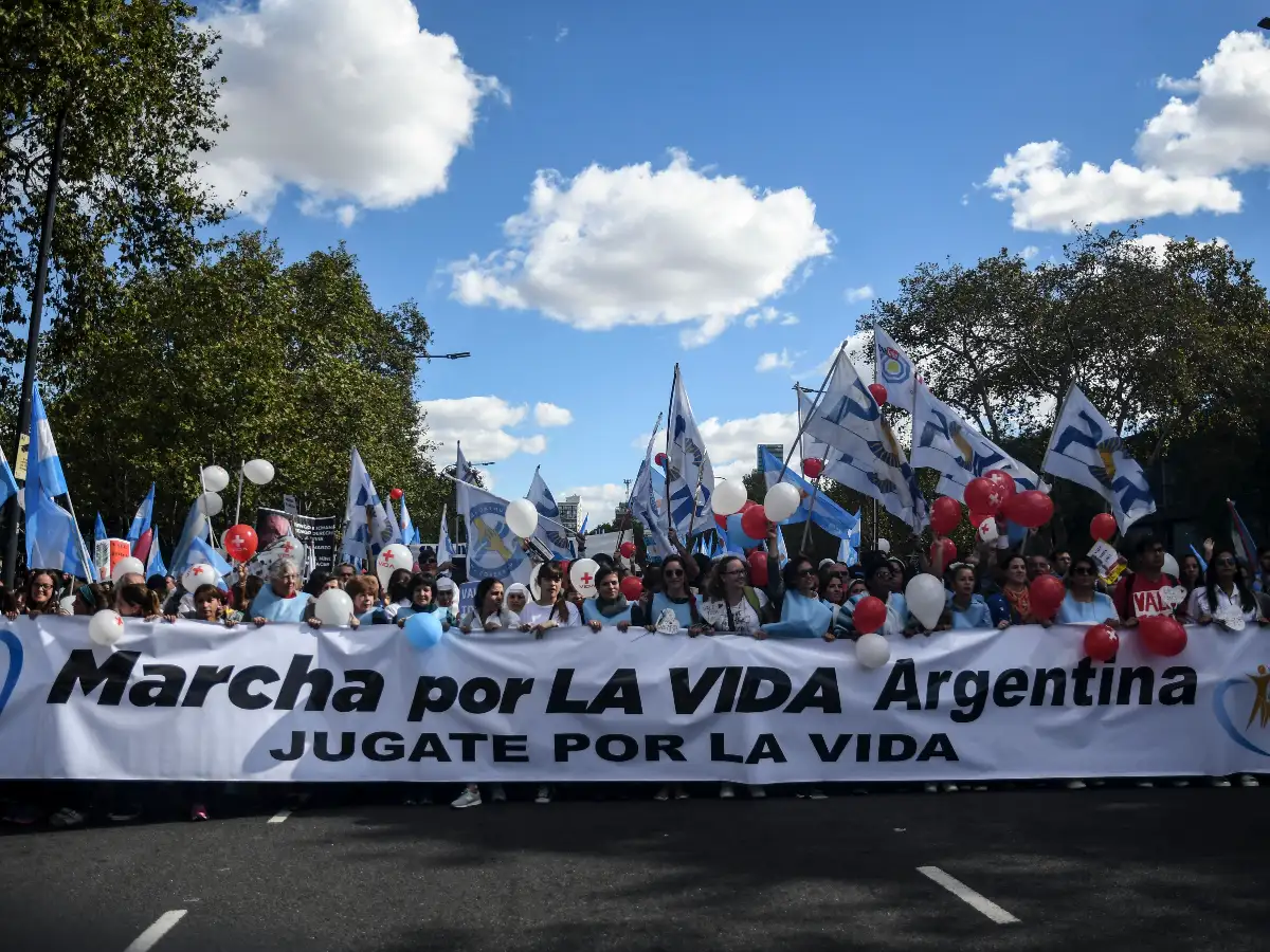 Una marea humana marchó "por la vida" en Buenos Aires, con numerosas personalidades mezcladas entre la multitud