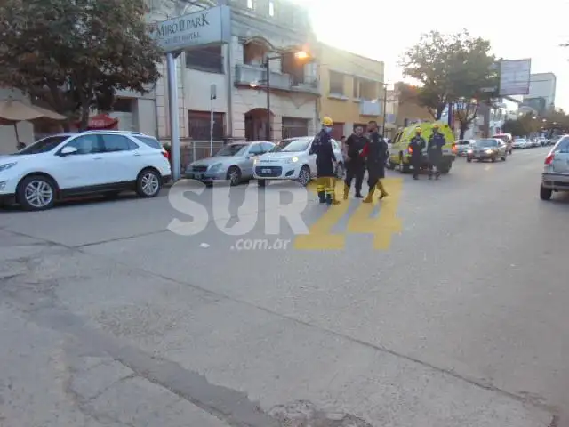 Accidente entre una bicicleta y un auto en el centro de Venado 