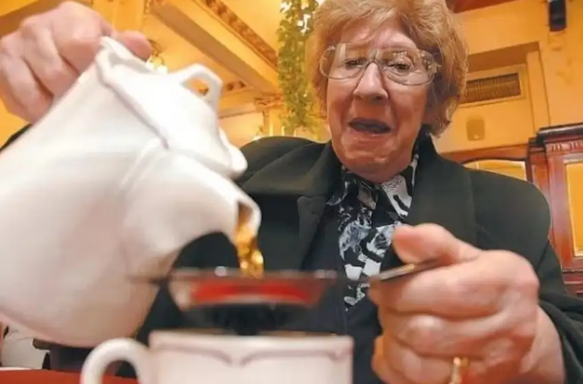 Subastan el juego de té de Yiya Murano para ayudar a un hogar animal de Mar del Plata
