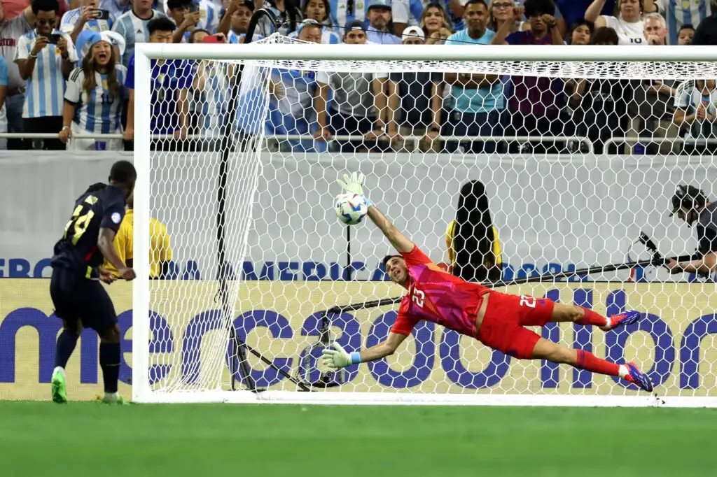 Penal atajado a Alan Minda, con baile mirando a la parcialidad argentina a modo de festejo.