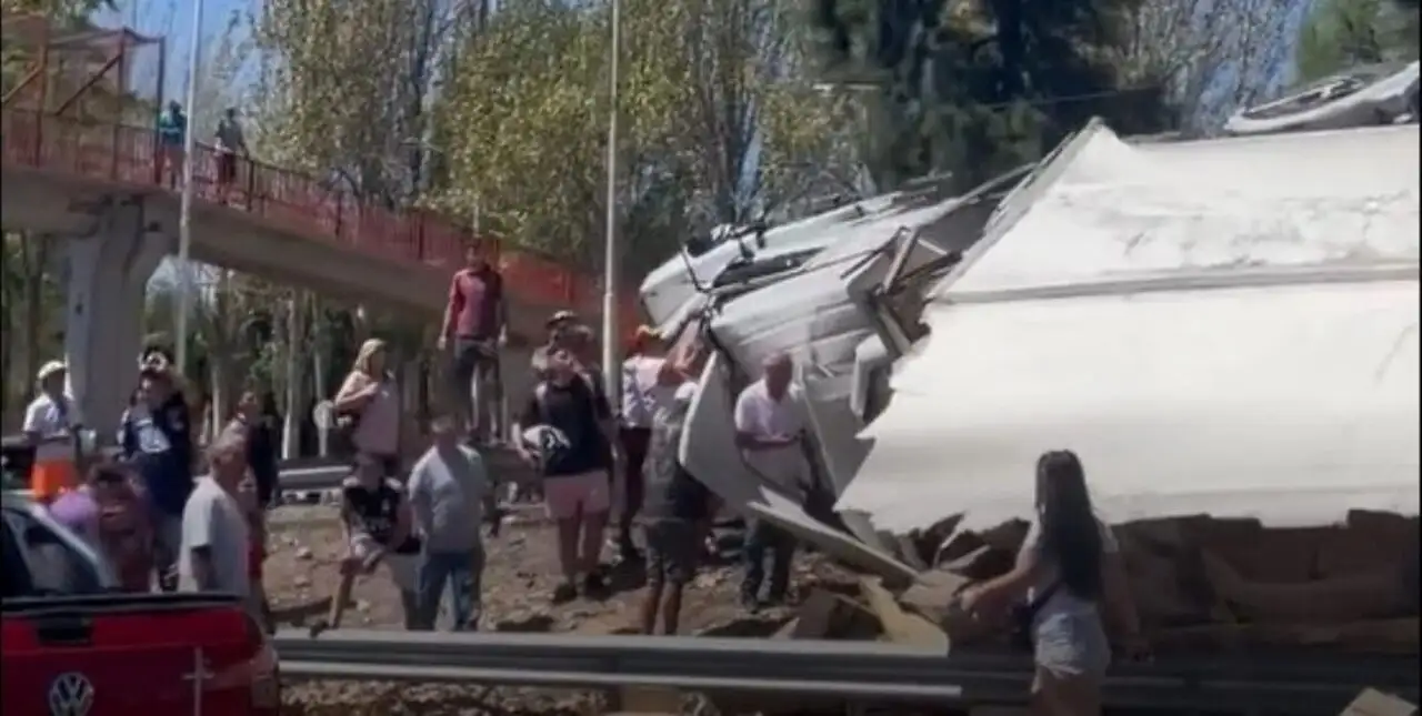Video: volcó un camión que trasportaba papas fritas y los vecinos saquearon el cargamento