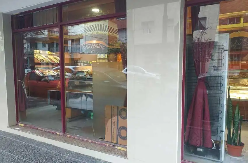 Rompieron un vidrio e intentaron robar en una panadería