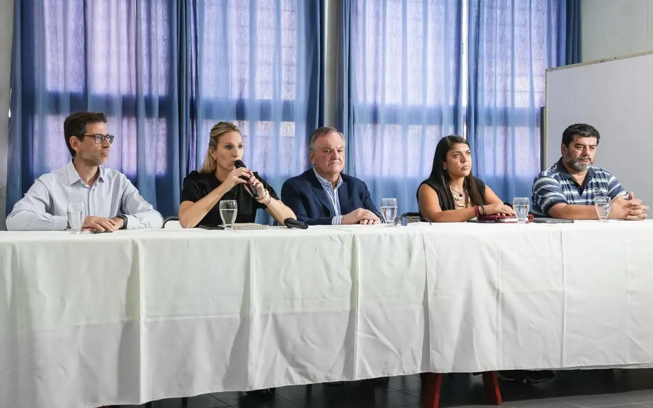 Autoridades provinciales y locales en rueda de prensa.
