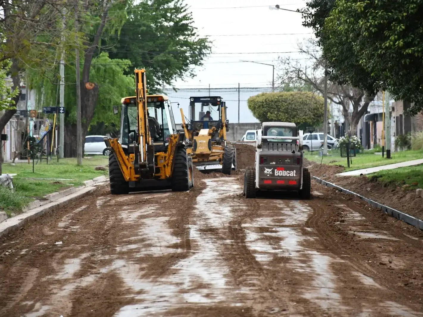 Las máquinas del Municipio siguen activas en los diferentes barrios.