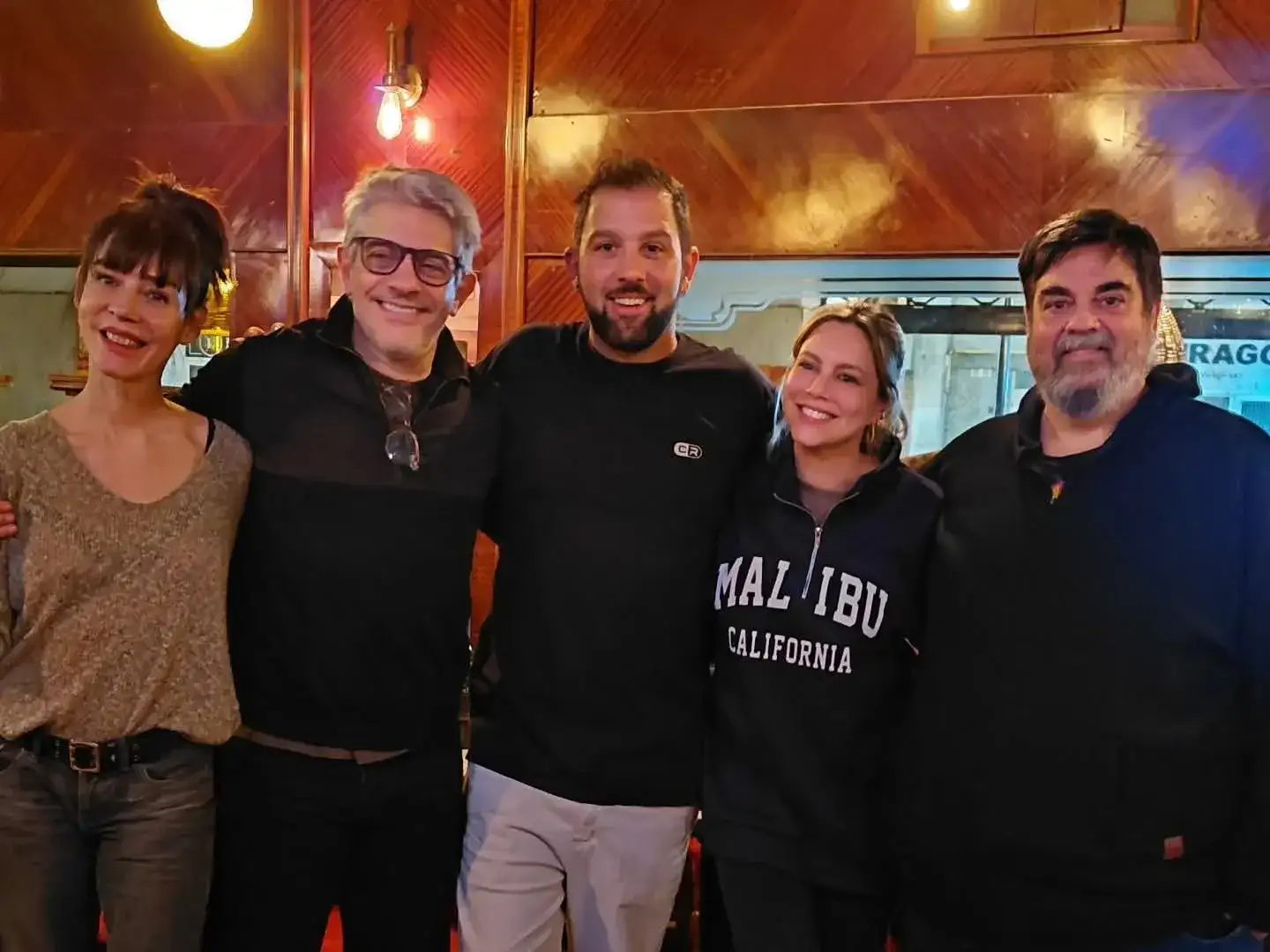 El elenco compartiendo una cena en Malibú, luego de su presentación en Rufino. Foto: Gentileza.