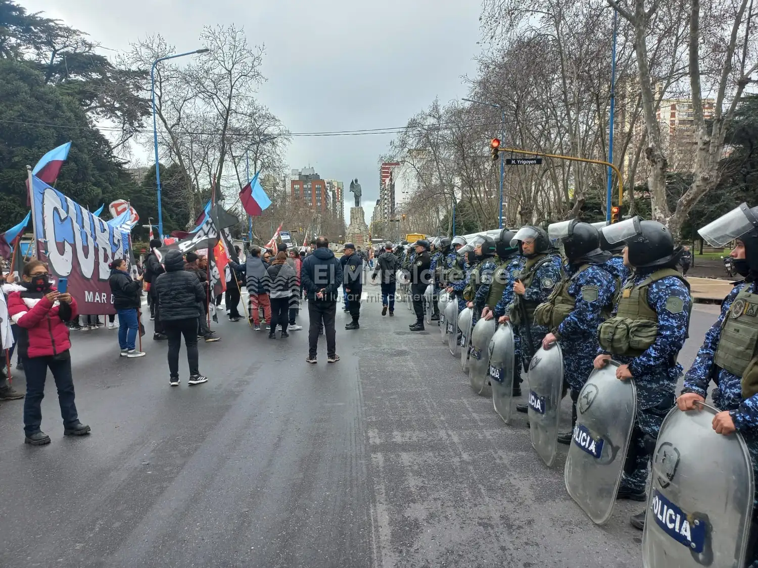 El reclamo frente al Palacio Municipal.