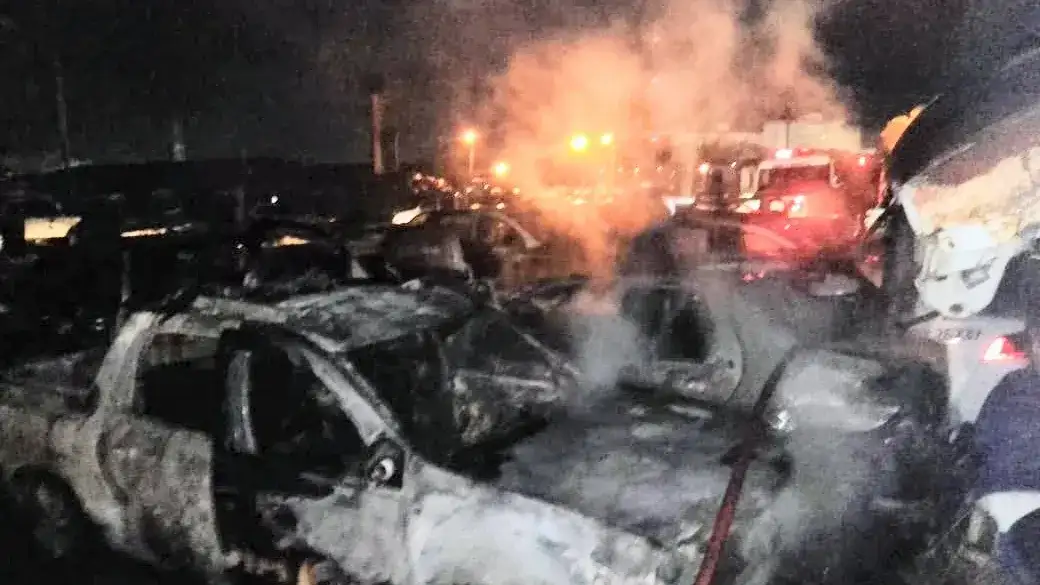 Incendio destruyó diez móviles policiales en el barrio Las Lilas