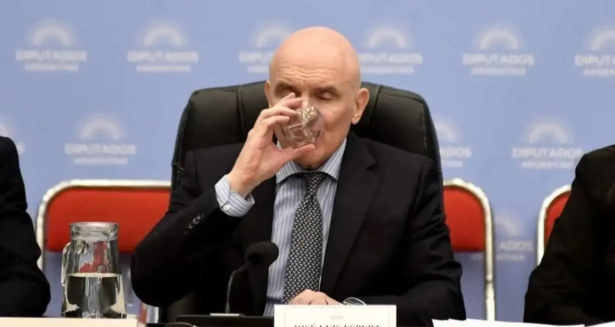 Seguramente lo que le está pasando es un "mal trago" para el diputado nacional José Luis Espert. Tendrá que dar muchas más explicaciones de las que dio o se negó a dar hasta ahora.