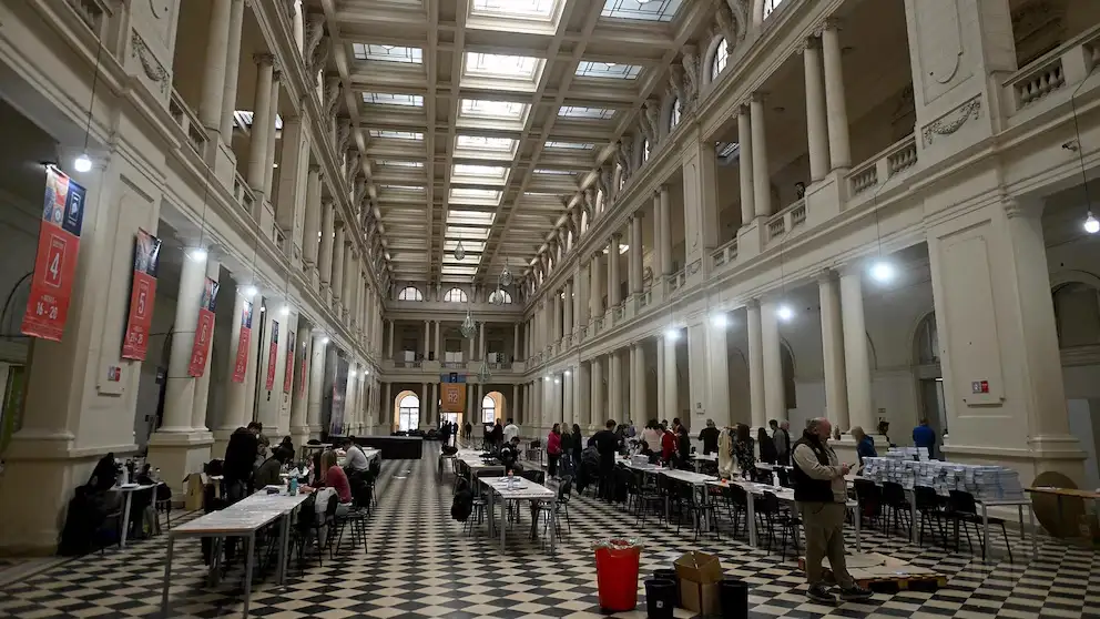 En CABA, los ojos están puestos sobre el recuento legal de los votos para dirimir si Martín Lousteau o Valeria Rodrígues Trimarchi ingresan a Diputados.