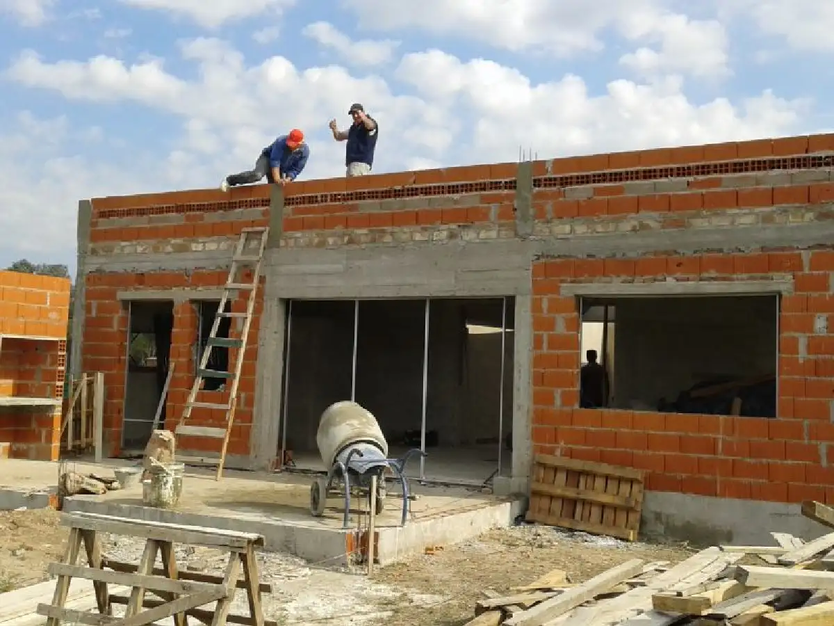 La suba del dólar redujo la demanda de arquitectos y trabajadores de la construcción
