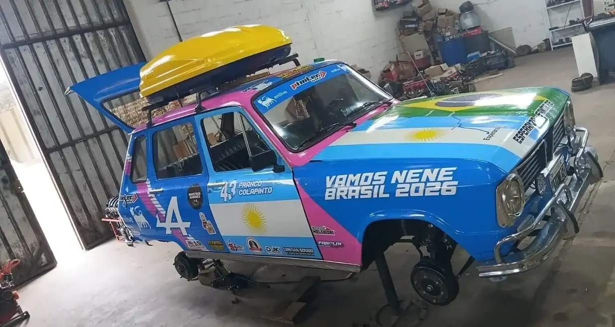 Viajarán hasta Brasil en un viejo Renault restaurado por ellos mismos.