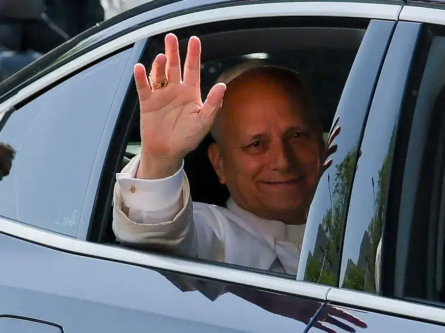 León XIV saludó a una delegación argentina tras la audiencia general en el Vaticano.