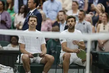 Zeballos y Granollers en el banco descansando.