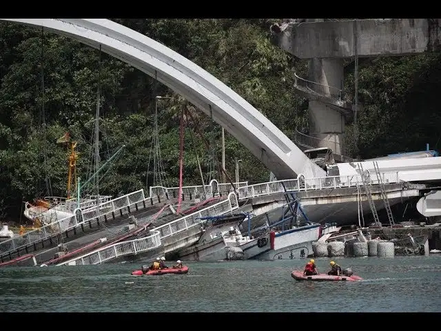 Impresionante derrumbe de un puente en Taiwán
