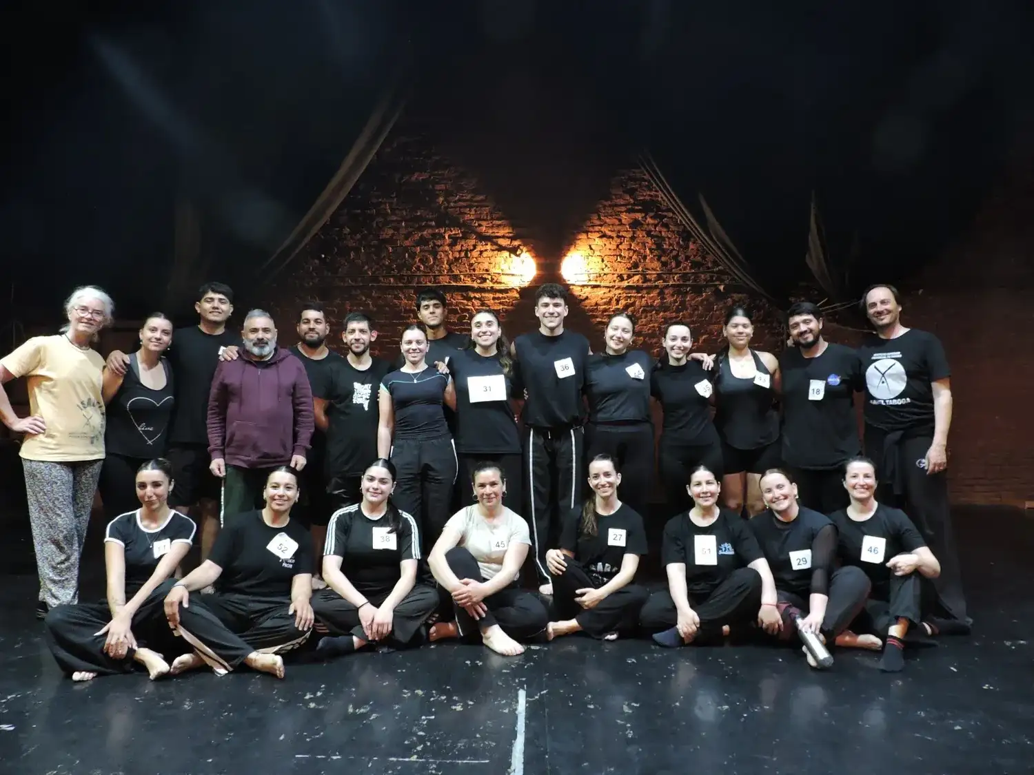 El grupo de evaluadores junto a bailarines del sur-sur. Foto: Gentileza.