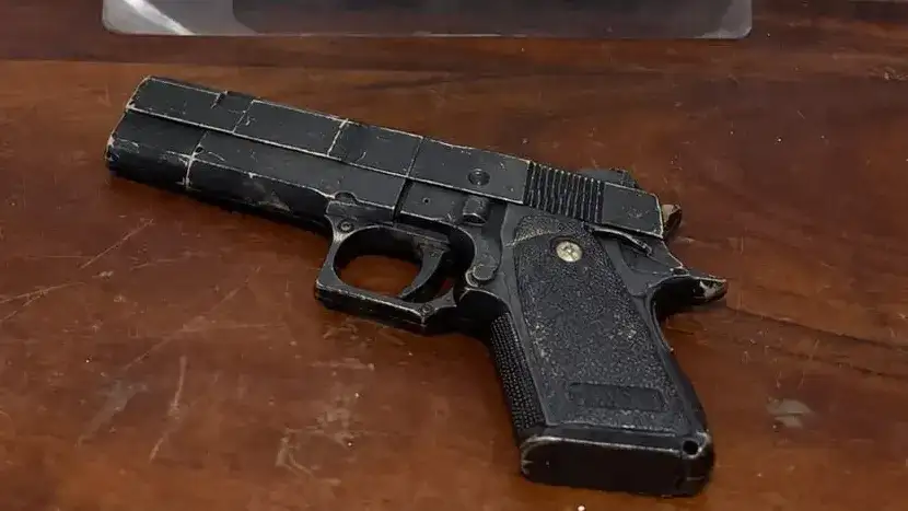 El arma de utilería fue secuestrada por la policía