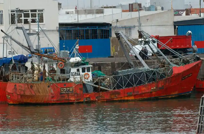 Tras una década de abandono, hundirán otro pesquero en el parque submarino “Cristo Rey”