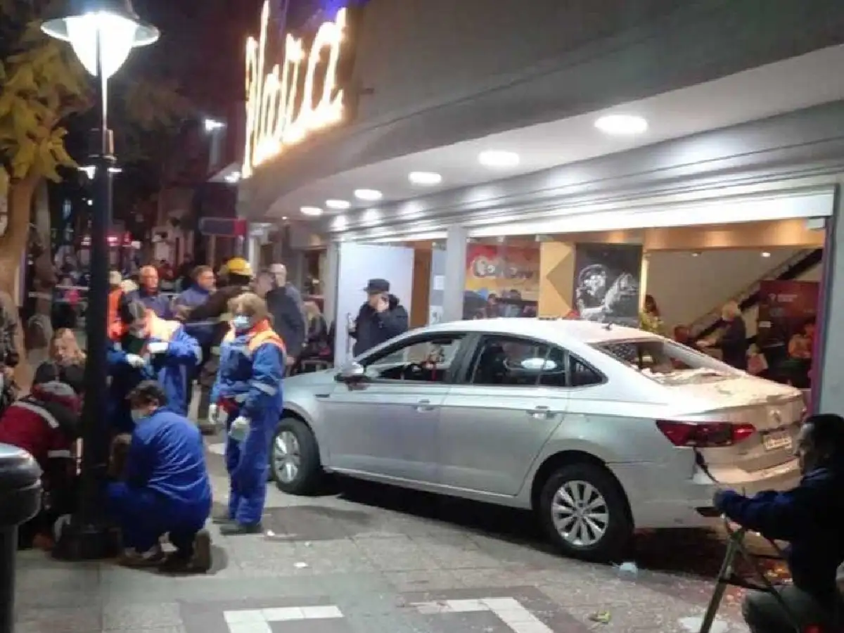 Un auto chocó contra un teatro donde actuaban Soledad Silveyra y Verónica Llinás: hay 23 heridos graves