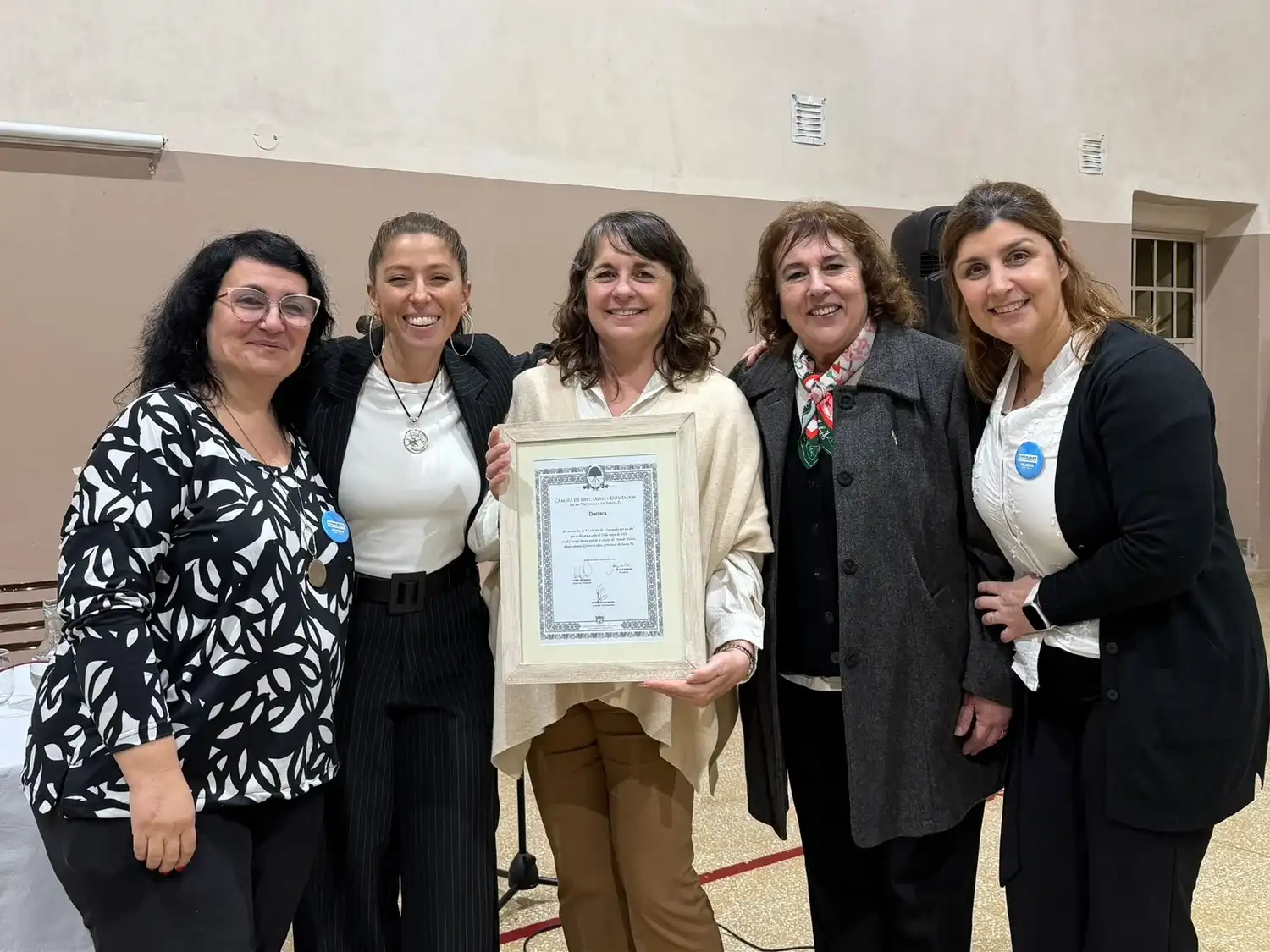 La legisladores hizo entrega de una placa a las autoridades del Taller de Nazareth.