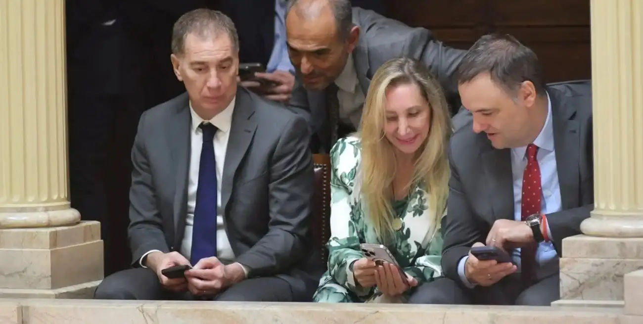 La secretaria general de la Presidencia, Karina Milei, junto a miembros del círculo rojo, Diego Santilli y Manuel Adorni, en el Congreso de la Nación.