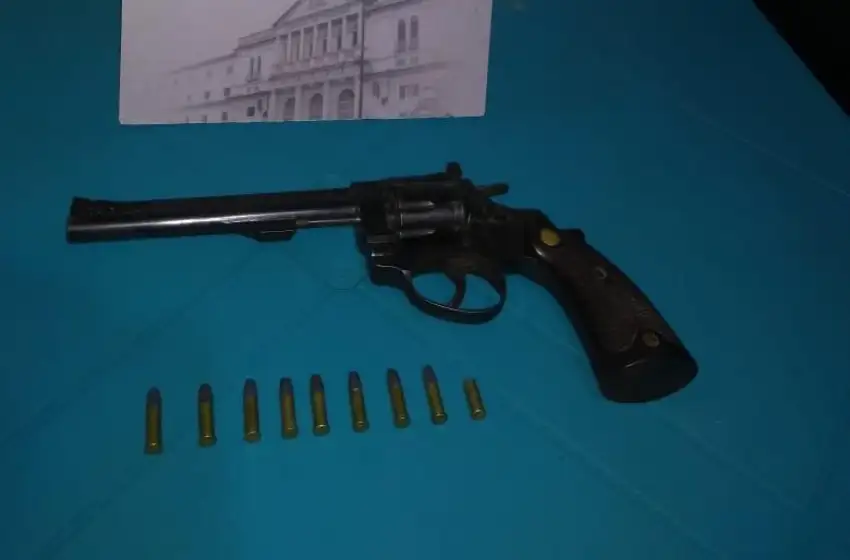 Un martillero amenazó con un arma a un hombre para exigirle dinero