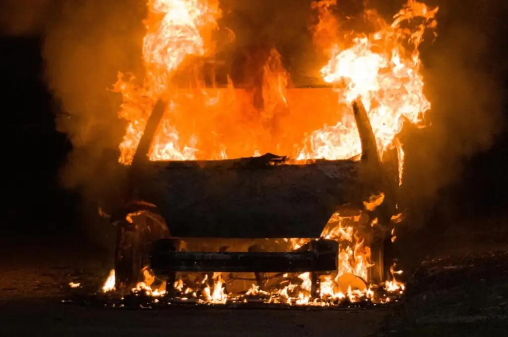 Insólito: denunció el robo de su auto, pero terminó confesando que lo prendió fuego para cobrar el seguro
