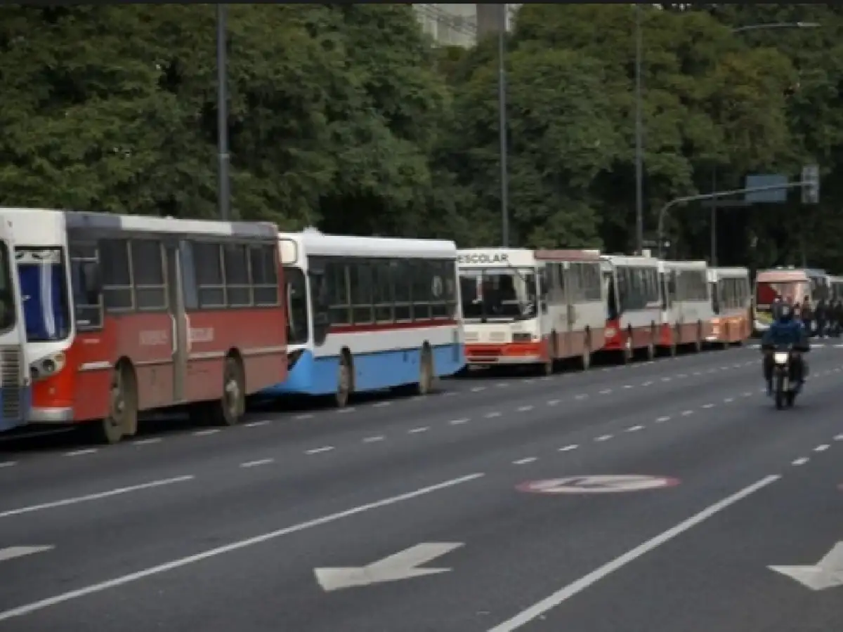 Secuestraron dos micros y multaron a otros 95 que llevaron manifestantes a la marcha de las organizaciones sociales