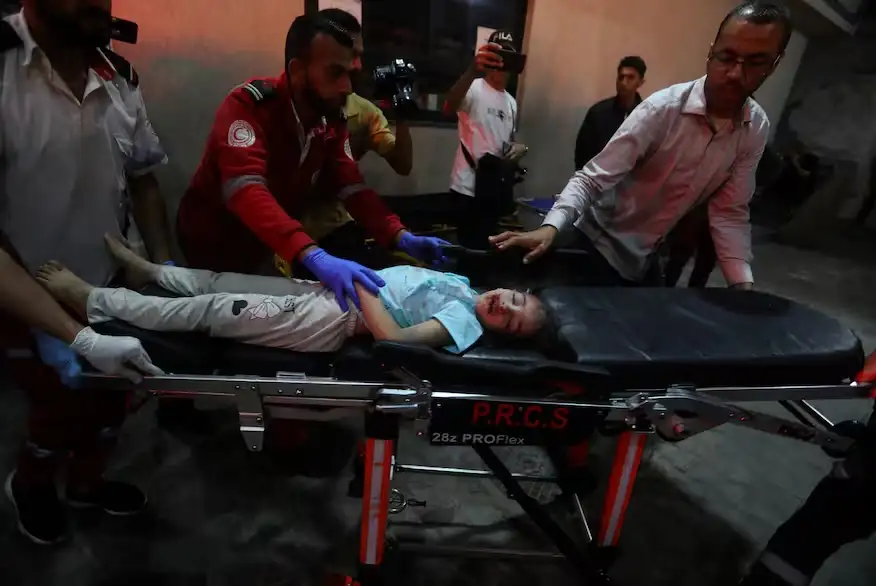 Una niña palestina herida durante el ataque israelí en Rafah