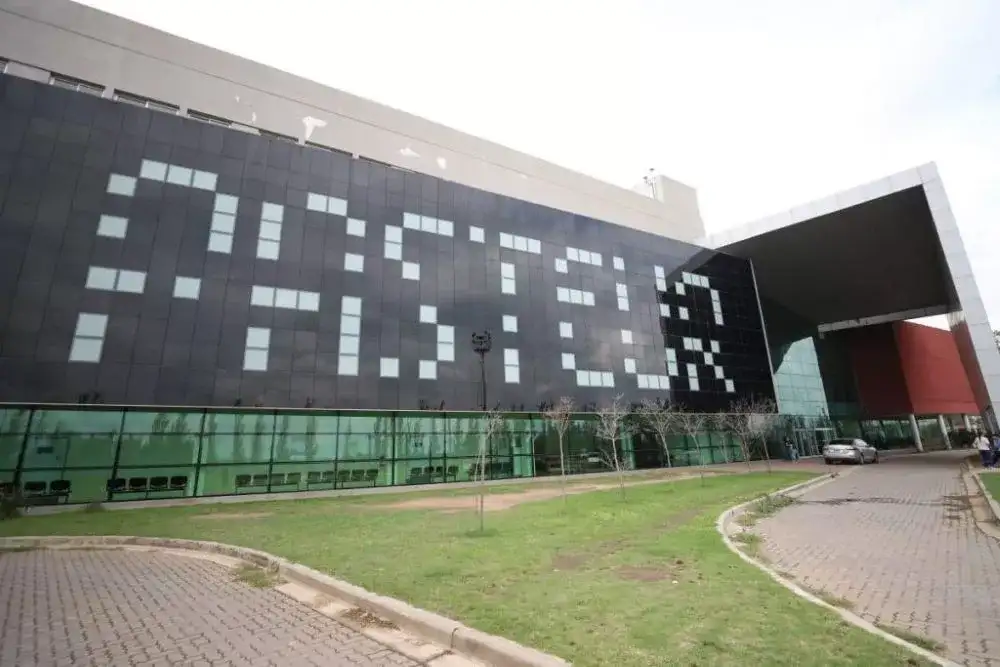 El operario fue trasladado al Hospital Pasteur con una de sus piernas muy comprometidas.