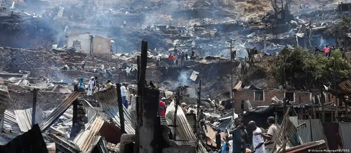 Una escuela quedó arrasada por el fuego.