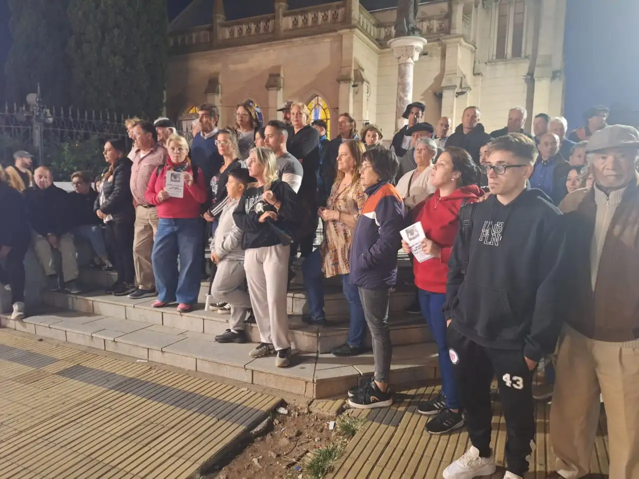 Familiares y amigos se congregaron en la esquina de Belgrano y 25 de mayo. Foto: Sur24