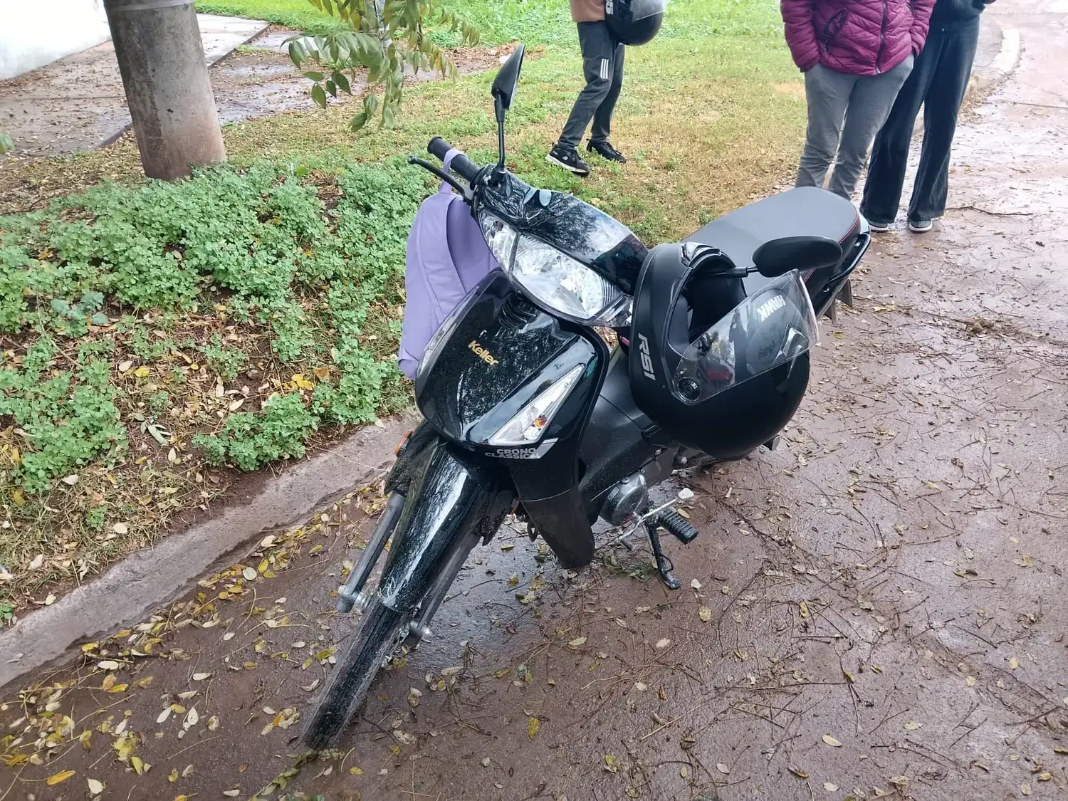 La moto en la que se movilizaba la joven herida.