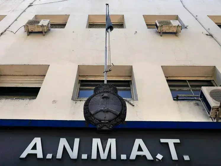 La ANMAT prohibió una marca de lavandina por falta de registros sanitarios