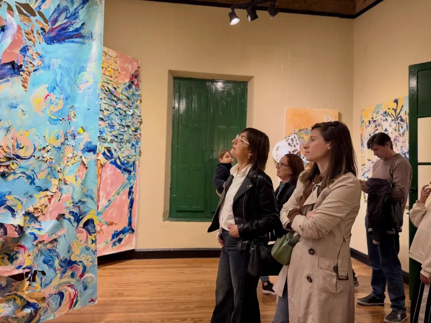 “Urdimbre, relatos co-creados” reúne obras de Mariana Berardi y Ana Lucía Carena, con curaduría de Nina Haynal.