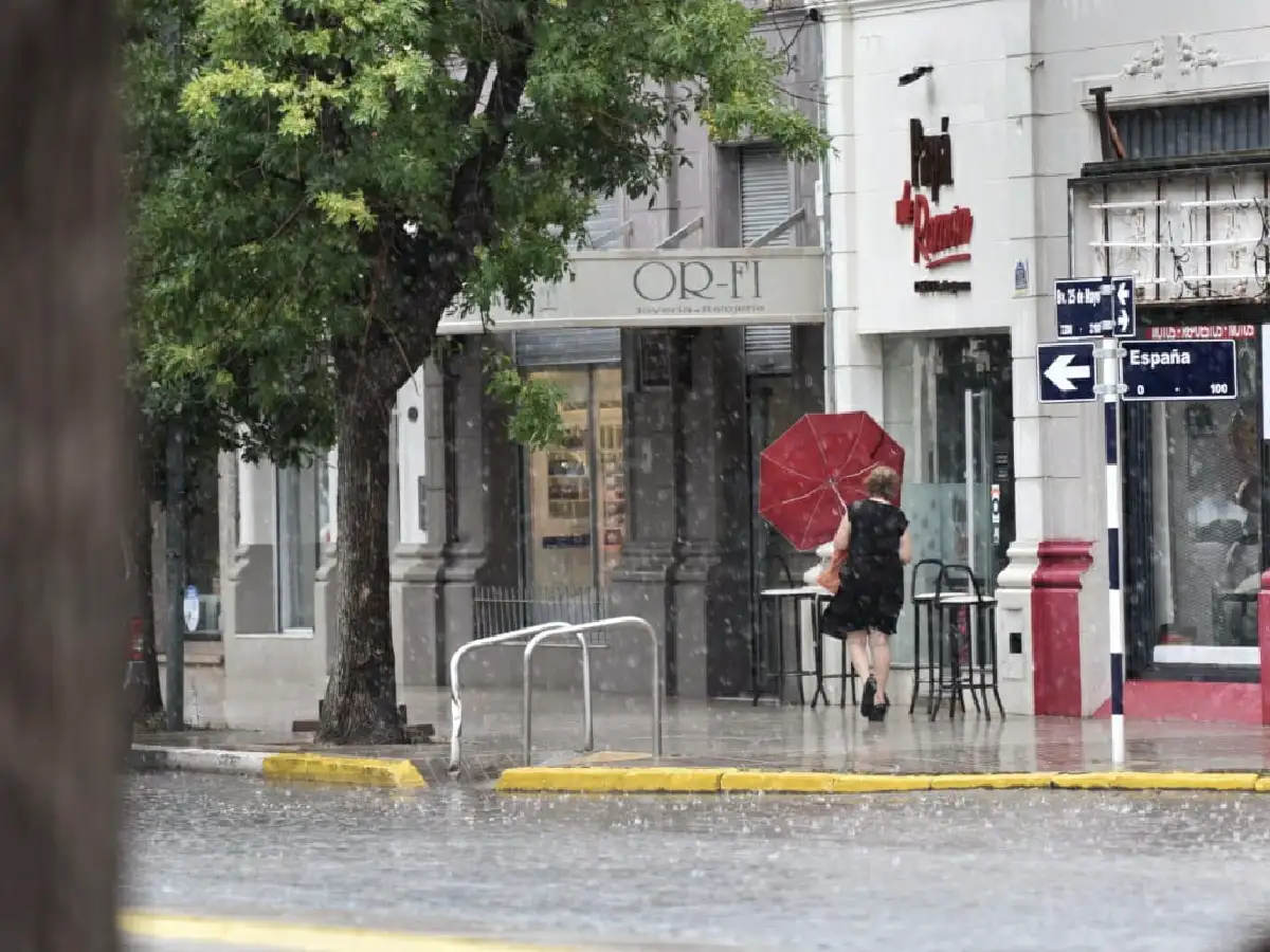 Lunes húmedo y pesado en la ciudad: rige alerta por tormentas