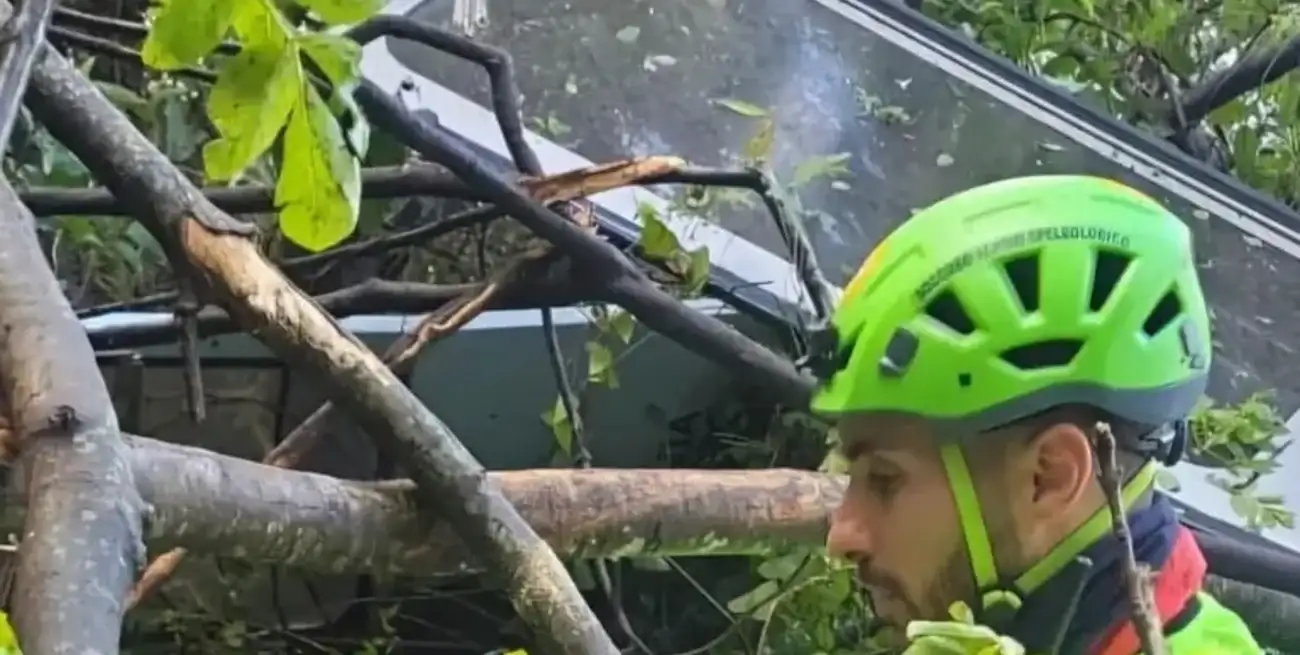 Más de cincuenta bomberos participaron en la misión de rescate.