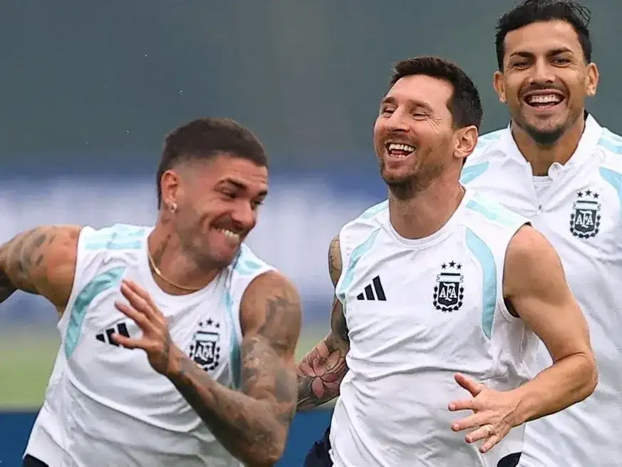 De Paul,Messi y Paredes, con toda la alegría encima para jugar la final. Reuters