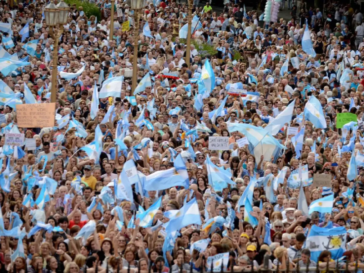 Desde el balcón de la Casa Rosada, Macri cantó el himno junto a Pichetto y Awada