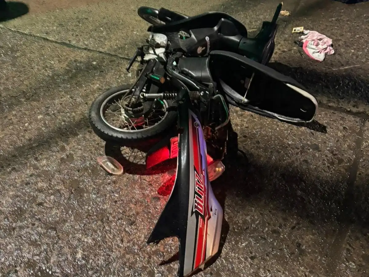 Una de las motos involucradas en el choque.